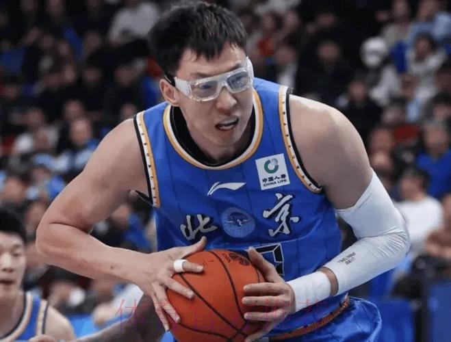 周琦全场出战24分钟,6中3得到9分10板1助攻 周琦全场出战24分钟,6中3得到9分10板1助攻